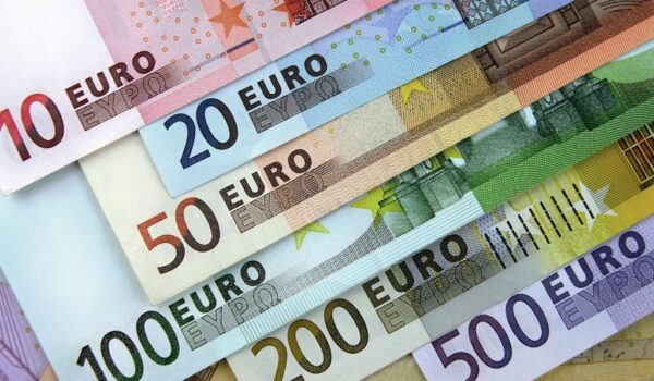 Cursul euro începe săptămâna in scădere,BNR afişează un curs de 4,8215lei/euro, dolarul la 4,8579