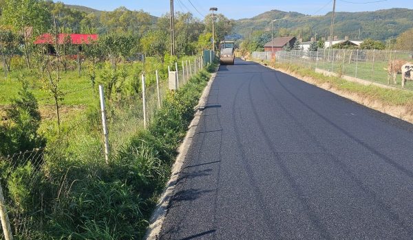 Lucrările de asfaltare a drumului care leagă localitățile Câțcău și Vad au fost finalizate
