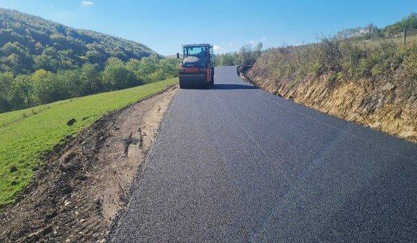 Consiliul Județean Cluj a finalizat asfaltarea DJ 108F Bobâlna – Monumentul Răscoalei, preluat în administrare în luna iulie a acestui an