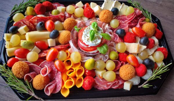 Al Kimbo Gherla aduce magia sărbătorilor în platourile festive – Vezi  ofertele!